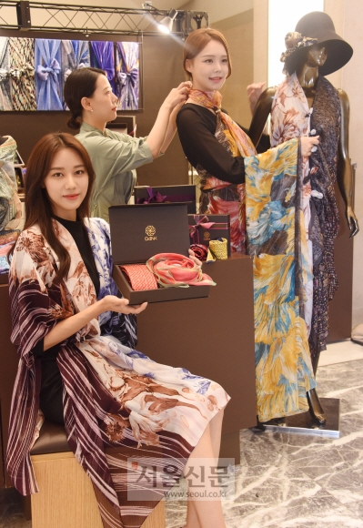 가을에 어울리는 스카프 패션 패션 전문 브랜드 당크(DANK)가 9일 신세계백화점 서울 명동 본점에서 팝업 스토어를 열고 스카프를 이용한 다양한 가을 패션 스타일을 선보이고 있다. 최해국 선임기자 seaworld@seoul.co.kr