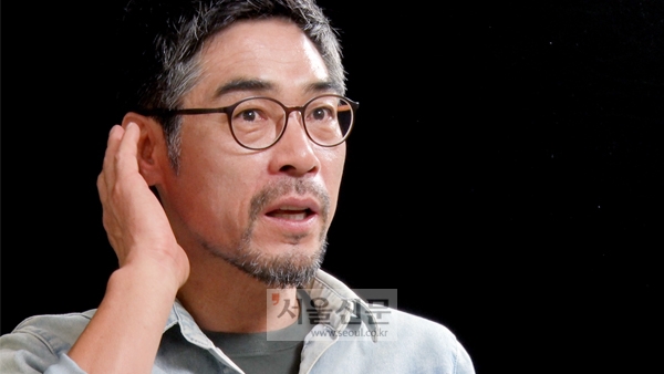 지난 5일 본사 3층 회의실에서 만난 최정우 감독은 “‘부부란 무엇이며 무엇으로 사는가?’라는 질문을 던지고 싶었다”며 작품을 통해 세상에 건네고 싶었던 이야기를 풀어놨다.