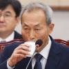 [서울포토] 물 마시는 이석태 헌법재판관 후보자