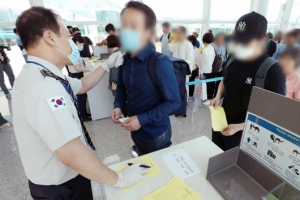 메르스환자, 감염 숨겼나… 공항 온 아내와 다른 차 타고 병원 갔다