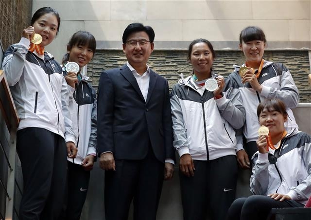 박성수 송파구청장이 지난 5일 송파구 조정선수단원들과의 소통 자리를 가진 뒤 기념촬영을 하고 있다. 왼쪽부터 배은호·김서희 선수, 박 구청장, 전서영·최지연·김민영 선수.  송파구 제공