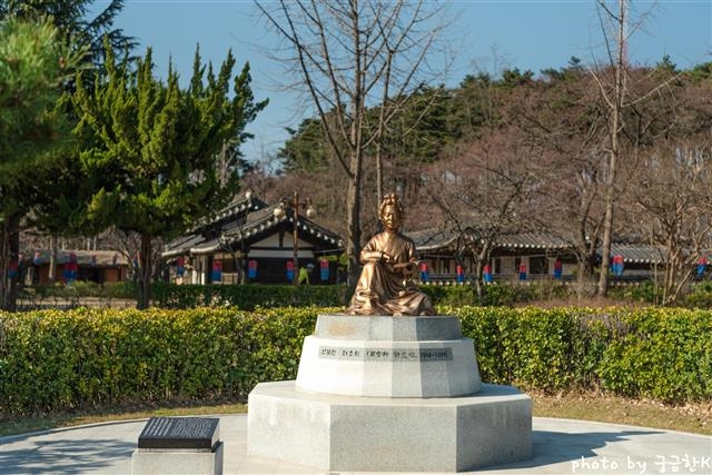 강릉 경포호수 주변 허균·허난설헌 기념공원 안에 있는 허난설헌 동상. 부친 허엽은 청주 한씨와 사별한 뒤, 강릉 김씨를 재취로 맞아 허봉, 허난설헌, 허균을 얻었다. 공원 가까이에 허난설헌의 생가가 복원됐다.