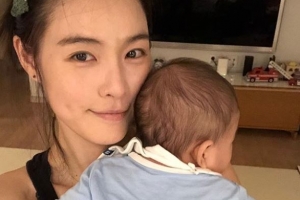 가희, 둘째 아들 품에 안고 행복한 미소 ‘수수한 민낯’