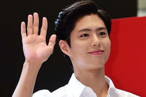 박보검 근황, 화이트 셔츠에 환한 미소...‘움직이는 조각 미남’