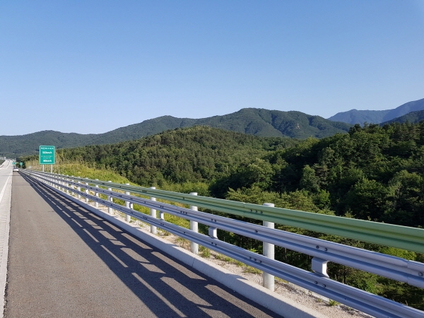 정도산업은 가드레일의 국내 대표 기업으로, 미세한 분말 형태의 고체 페인트를 가드레일에 분사해 입히는 분체도장 방식을 적용했다.