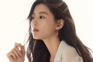 “화보 장인” 전지현, 두 아들 출산 후에도 ‘독보적 여신美’