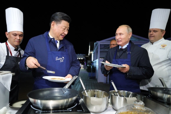 美 보란 듯… 요리로 더 가까워진 시진핑·푸틴 