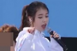 [포토] ‘방부제 미모’ 아이유, 초미니스커트 입고 깜찍