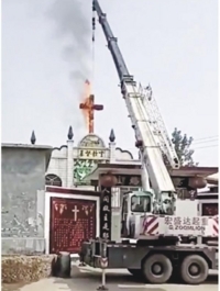 중국 허난성에서 한 교회 십자가를 굴착기가 철거하고 있다. 