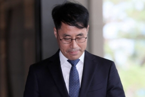 [포토] ‘두주먹 불끈’ 유해용 전 연구관 검찰 출석