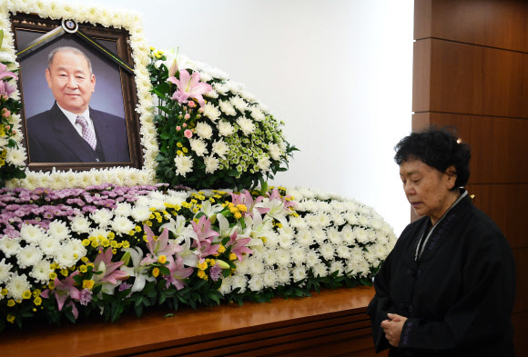 김인태 빈소 지키는 백수련  12일 별세한 원로배우 김인태의 빈소가 마련된 경기 성남 분당서울대학교병원 장례식장에서 아내인 배우 백수련이 빈소를 지키고 있다. 발인은 14일이며 장지는 용인평온의숲이다. 2018.9.12 [사진공동취재단] 연합뉴스