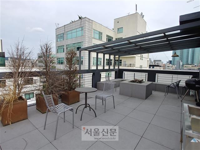 서울 마포구 망원동에 위치한 지하 1층, 지상 6층 규모의 WM엔터테인먼트 사옥 옥상에 휴식 공간이 조성돼 있다.  이정수 기자