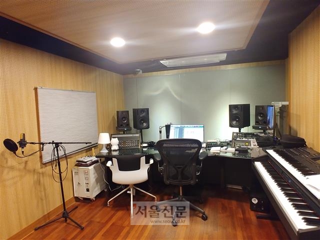 3층 녹음실과 맞닿아 있는 프로그램실에서는 곡 작업이 이뤄진다.  이정수 기자
