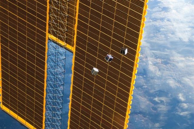 최근에는 컵이나 손바닥 크기의 ‘큐브샛’(CubeSat)이 많이 발사되면서 지구 주변을 도는 위성의 수는 셀 수 없이 많아지고 있다. 국제우주정거장(ISS) 주변을 돌고 있는 큐브샛 이미지. 미국항공우주국 제공