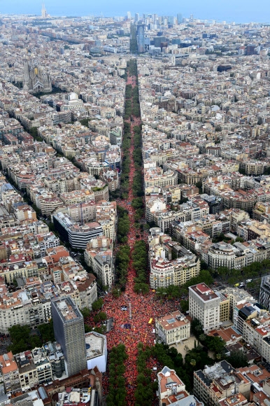 “독립 허하라” 카탈루냐 100만 시위 카탈루냐 주민 100만명이 11일(현지시간) 지역 최대 경축일 ‘라 디아다’를 맞아 바르셀로나의 주요 도로를 가득 메운 채 스페인으로부터 카탈루냐 자치정부의 분리 독립을 요구하는 집회를 벌이고 있다. ‘라 디아다’는 1714년 스페인이 바르셀로나를 함락했을 당시 항전했던 카탈루냐인들을 기념하는 날이다. 최근 카탈루냐 독립 요구가 거세지면서 스페인 중앙정부와의 갈등도 재현되고 있다. 바르셀로나 AP 연합뉴스