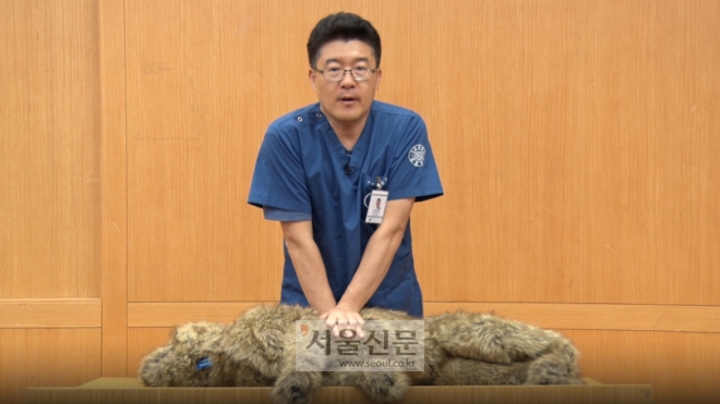김민수 교수(서울대 수의과대학 응급의학과) 제리라는 동물모형을 통해 심폐소생법을 설명하고 있는 모습