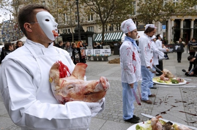 프랑스의 한 채식주의 단체 회원들이 2014년 10월 파리에서 정육점 종사자 복장을 한채로 동물에 대한 도살의 참혹함을 고발하고 도살과 육식 중단을 요구하는 시위를 벌이고 있다.  파리 AFP 연합뉴스  