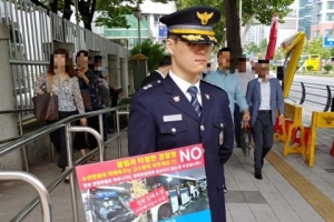 경찰청장 압박 1인 시위 나선 현직 경찰