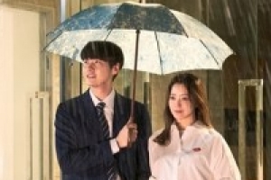 ‘나인룸’ 김희선 김영광, 쏟아지는 빗속 로맨틱 눈맞춤 ‘달달 케미’