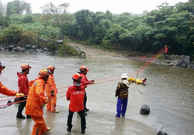 제주 또 폭우… 고립된 벌초객 구조 