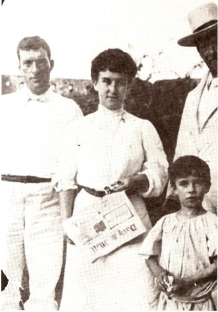 일제의 압박이 본격화되던 1907년 어니스트 토머스 베델이 가족과 함께 찍은 사진. 왼쪽부터 베델, 부인 메리 모드 게일, 아들 허버트 오언 친키 베델(1901~1964). 프레더릭 아서 매켄지가 촬영했다. 서울신문 DB