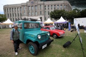 서울 광장에 등장한 추억의 클래식카