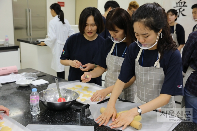 가천대 식품영양학과 학생들이 대학 텃밭에서 수확한 블루베리, 머루로 쿠키를 만들고 있다.   대 제공) 