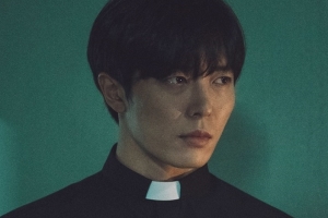 ‘손 더 게스트’ 김재욱, ‘손’ 쫓는 필사의 구마 의식 포착 “강렬 흡인력”