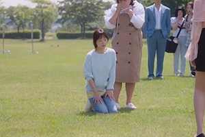 ‘마성의 기쁨’ 무릎까지 꿇은 송하윤, 최진혁 구세주되나?