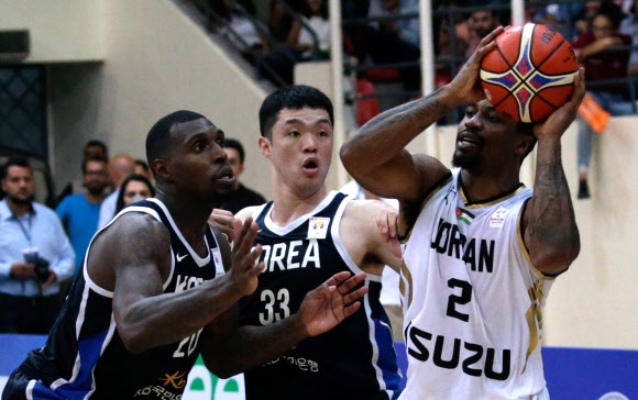 리카르도 라틀리프(왼쪽)와 이승현(가운데)이 14일(한국시간) 국제농구연맹(FIBA) 아시아 오세아니아 2차예선 첫 경기에서 요르단의 다 터커를 막고 있다. 암만 EPA 연합뉴스 