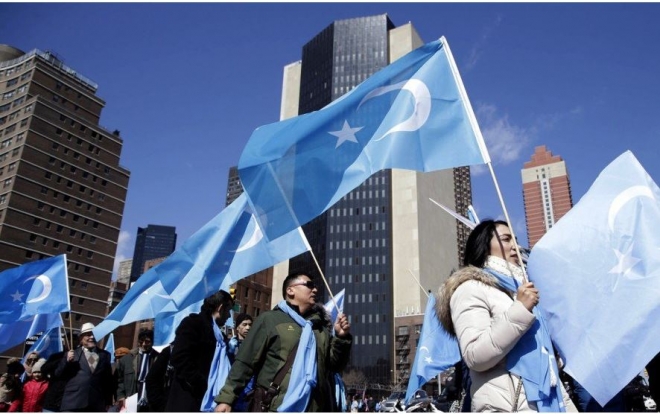 위구르족들이 지난 3월 15일 미국 뉴욕의 유엔본부 앞에서 중국의 감시 및 통제, 강제구금 등에 항의하는 시위를 벌이고 있다. AP 연합뉴스