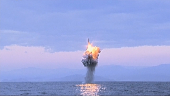 북한 조선중앙TV가 공개한 잠수함발사탄도미사일(SLBM) 사출 시험 영상. 연합뉴스