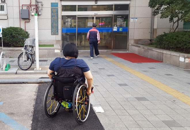 [사진설명]서울 동대문구가 휠체어 이용자의 구청 접근성을 높이기 위해 출입문 앞 턱을 없앴다.  　서울 동대문구 제공