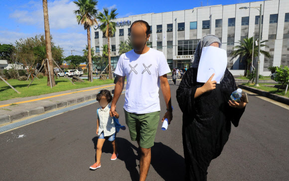 제주출입국·외국인청 나서는 예멘인 난민신청자들