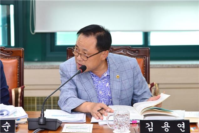 서울시의회 김용연 의원(더불어민주당, 강서4)은 9월 6일부터 9월 10일까지 보건복지위원회 소관부서를 대상으로 진행된 2018년도 제1회 서울시 추가경정예산안 심의에서 기능보강사업의 적정성 검토가 부재한 실태를 규탄하고, 적극적 행정자세 및 적정성 확인을 위한 표준 시스템 마련이 필요하다고 당부하였다.