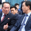 [포토] 대화 나누는 조명균 통일부 장관과 리선권 조평통 위원장