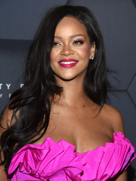 14일(현지시간) 미국 뉴욕 킹스 플라자 쇼핑 센터에서 열린 ‘펜티 뷰티 바이 리한나(Fenty Beauty by Rihanna)’ 1주년 기념 행사에 참석한 리한나가 포즈를 취하고 있다. <br>AP 연합뉴스