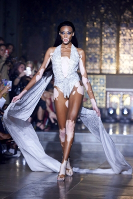 모델이 15일(현지시간) 영국에서 열린 런던 패션 위크 ‘봄/여름 2019 컬렉션’ 패션쇼 중 디자이너 줄리앙 맥도날드의 작품을 선보이고 있다. AFP 연합뉴스