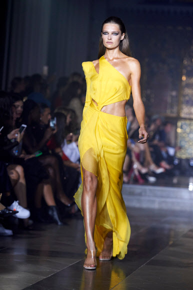 모델이 15일(현지시간) 영국에서 열린 런던 패션 위크 ‘봄/여름 2019 컬렉션’ 패션쇼 중 디자이너 줄리앙 맥도날드의 작품을 선보이고 있다. AFP 연합뉴스