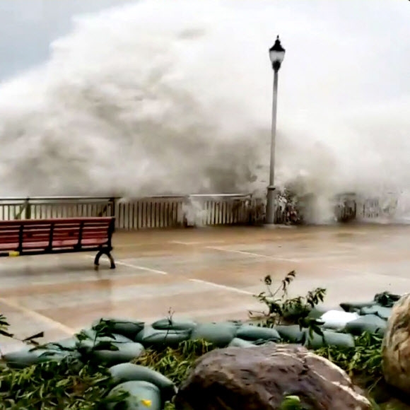 16일(현지시간) 강력한 슈퍼 ‘태풍 망쿳’이 접근한 중국 홍콩 해변의 파도가 솟구쳐 오르고 있다. 로이터 연합뉴스