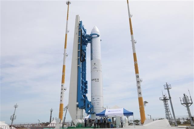 6일 전남 고흥 나로우주센터 내 발사체조립동에서 한국형발사체 ‘누리호’의 75t엔진 성능을 시험하기 위해 오는 10월 말 발사될 시험발사체의 비행모델(FM)이 처음 공개됐다. 누리호는 2021년 저궤도 지구관측위성을 싣고 우주로 가게 된다. 2018.9.6  한국항공우주연구원 제공