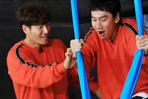 ‘런닝맨’ 김종국X이광수, 플라잉 요가 도전...‘극과 극’ 웃음폭발 현장