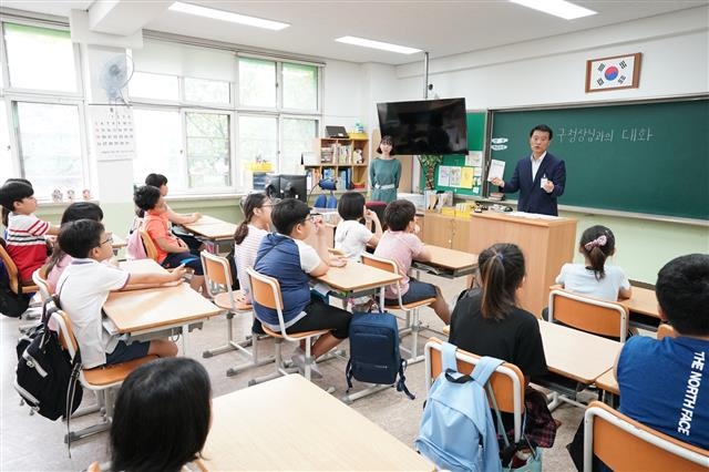이승로 성북구청장이 지난달 30일 정수초등학교를 찾아 아이들의 지역 문제 해결 방안 제안에 대해 답변하고 있다. 성북구 제공 이승로 성북구청장이 지난달 30일 정수초등학교를 찾아 아이들의 지역 문제 해결 방안 제안에 대해 답변하고 있다. 성북구 제공