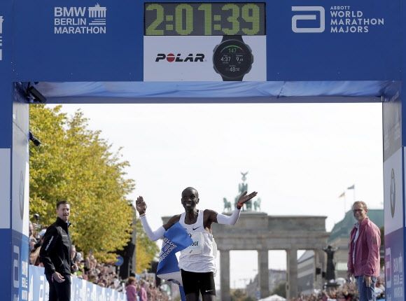 엘리우드 킵초게(케냐)가 16일 독일 베를린에서 열린 2018 베를린국제마라톤에서 2시간01분39초 세계신기록으로 결승선을 통과하고 있다. 베를린 AP 연합뉴스