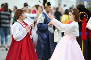 광화문서 한복 입은 ‘인생샷’ 건져볼까