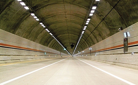 ㈜진태명의 LED 터널 시선 유도등이 설치된 터널.