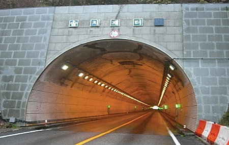 ㈜진태명의 LED 표시등이 설치된 터널.