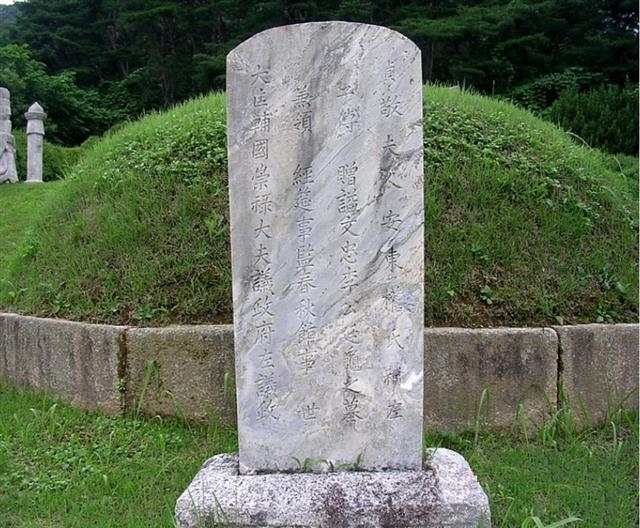 경기도 가평군 상면 태봉리에 있는 이정귀의 묘소와 묘비. 경기도 지방문화재 79호.