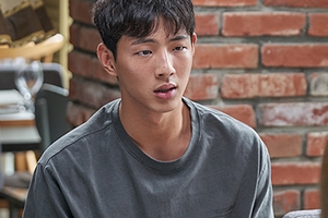 ‘탁구공’ 지수, 유재명과 길거리 브로맨스...철학도로 완벽 변신