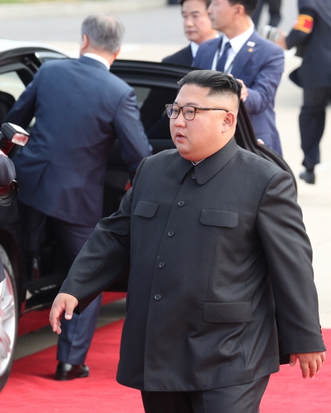 문재인 대통령과 김정은 북한 국무위원장이 18일 오전 평양 순안공항에 도착해 공식 환영식에 참석한 뒤 서로 다른 차량을 타고 공항을 출발하고 있다. 2018.9.18 평양사진공동취재단